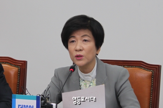 21일 국회에서 열린 최고위원회에 참석한 김영주 의원은 박근혜 대통령을 향해 “지금의 상황이 안타깝다는 대통령의 유체이탈, 남 탓 화법에 국민은 분노하고 있다”며 20일 수석회의에서 박근혜 대통령의 발언을 비판하고 있다. &copy;임종상 기자 