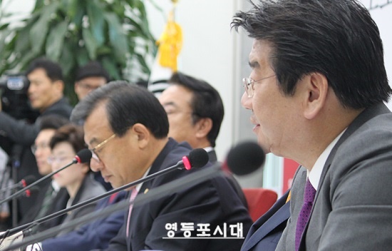 강석호 최고위원(사진 오른쪽)이 24일 국회에서 열린 새누리당 최고위원회의에서 당 지지율 하락에 대한 청와대와 지도부의 안일한 대책에 대해 비판하고 있다. ⓒ영등포시대 