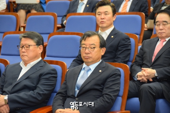 26일 국회에서 열린 의원총회에 참석한 새누리당 조헌진 최고위원(사진 왼쪽) 이정현 대표(앞줄 오른쪽), 박명재 사무총장(오른쪽) &copy;영등포시대 