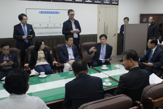 신경민 의원은 26일 영등포구의회 이용주 의장을 방문해 영등포구의 시급한 현안으로 교육문제를 꼽고 교육환경 개선을 당부했다. ©신경민 의원실