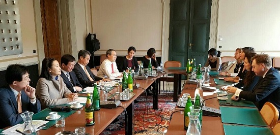 세계의회연맹(IPU) 회의에 참석 차 오스트리아를 방문 중인 여야 의원과 우윤근 국회 사무총장(사진 왼쪽에서 다섯 번째) 오스트리아 의회를 방문해 의견을 교환하고 있다. ⓒ국회