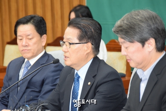 박지원 비대위원장이 31일 국회에서 열린 최고위원회에서 “최순실의 기획입국 의도에 대해서 알고 싶다”고 말하고 있다. &copy;영등포시대 