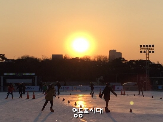 2015년 1월 27일 오후 시민들이 여의도공원 스케이트장을 찾아 스케이트를 즐기고 있다. &copy;영등포시대 