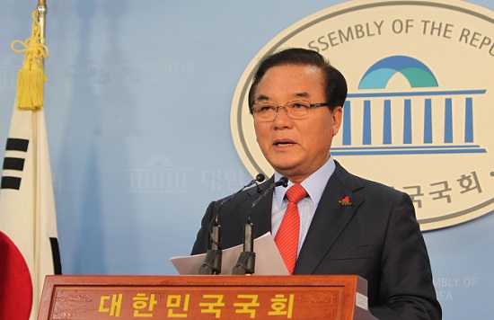 새누리당 정갑윤 국회의원이 1일 오후 국회 정론관에서 기자회견을 열고, ‘최순실 국정 농단 사태’와 관련해 국회의장단‧각 당 대표․중진 의원 등이 참여하는 ‘국정 안정화 연석회의’ 구성을 제안하고 있다. ⓒ임종상 기자 