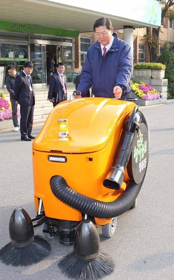  조길형 구청장이 영등포구청 앞에서 로봇형 가로청소장비를 시연하고 있다. ⓒ영등포구