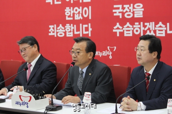 10일 국회에서 열린 새누리당 최고위원회에서 더민주 전 문재인 대표의 통수권까지도 넘겨야 한다는 발언을 비판하고 있다. &copy;임종상 기자 