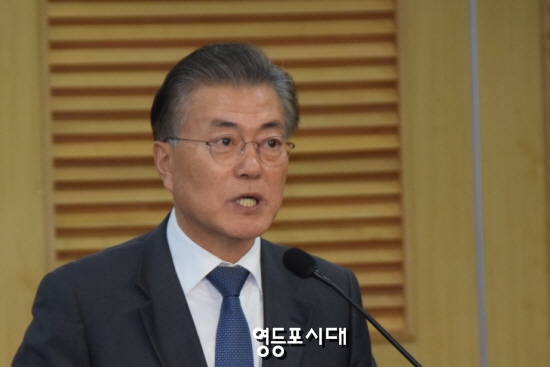  문재인 더불어민주당 전 대표가 15일 국회에서 기자회견을 열고 “국민과 함께 전국적인 (박근혜 대통령) 퇴진운동에 나서겠다”고 선언하고 있다. &copy;영등포시대 