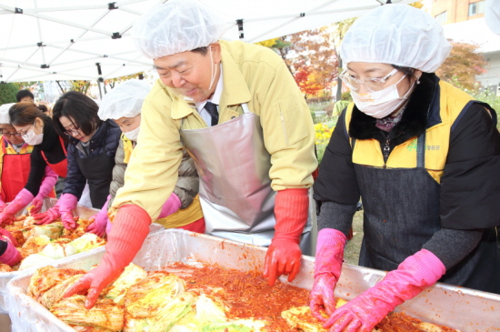 조길형 영등포구청장(사진 오른쪽에서 두 번째)이 16일 구청 광장에서 열린 김장 나누기 행사에 참석해 김치를 담그고 있다. &copy;영등포구