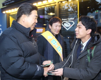 조길형 영등포구청장이 17일 오전 문래역에 만난 수험생을 격려하고 있다.