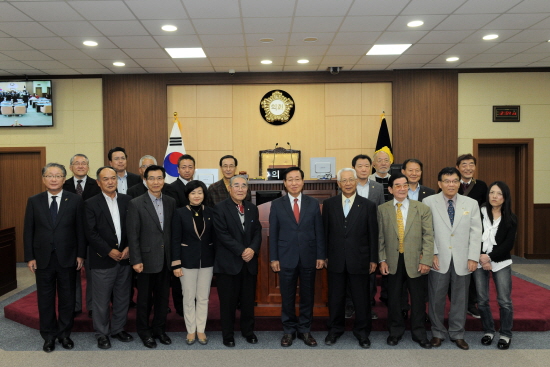 17일 영등포구의회를 방문한 일본 기시와다시 한일친선협회 회원이 이용주 영등포구의회 의장 및 상임위원장 등과 기념촬영을 하고 있다. &copy;영등포구의회 