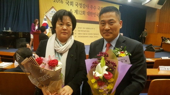 대한민국 인물 대상 웨딩사업부문 대상을 차지한 임길섭 파티웨딩유 웨딩홀 회장이 부인과 함께 기념촬영을 하고 있다.  &copy;영등포시대 