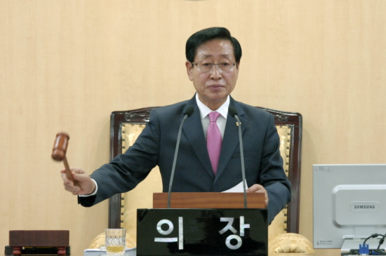 21일 영등포구의회 이용주 의장이 제198회 제2차 정례회를 개회를 선언하고 있다.