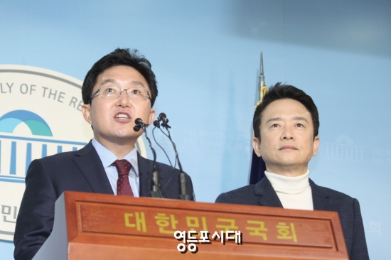 새누리당은 “민주주의를 지켜나갈 의지도 능력도 없다. 정당다움을 잃어버렸다”고 주장하고 탈당을 선언하고 있는 김용태 의원(오른쪽), 남경필 경기지사 &copy;임종상 기자 