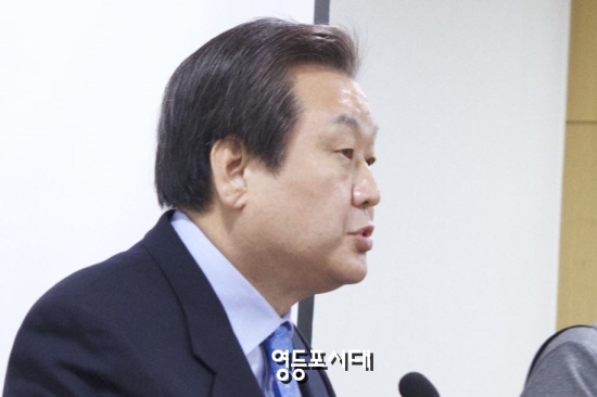 23일 오전 새누리당 김무성 전 대표는 국회 의원회관 제8세미나실에서 긴급 기자회견을 열고 대선 불출마 선언과 함께 “헌법 위반한 대통은 탄핵을 받아야 한다”고 박근혜 대통령을 직격했다. &copy;영등포시대 