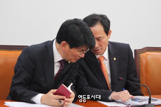 24일(목) 국회 원내대표 회의실에 열린 더불어민주당 정책조정회의 도중 우상호 원내대표(왼쪽)와 박완주 원내 수석부대표가 귀엣말을 하고 있다. ©영등포시대 