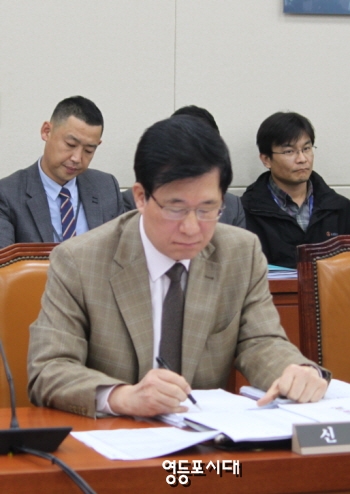 10월 13일 국회에서 진행된 방송통신위원회에 대한 국회 미래창조과학방송통신위원회 종합감사에 참여한 신경민 의원이 자료를 살펴보고 있다. &copy;영등포시대 DB