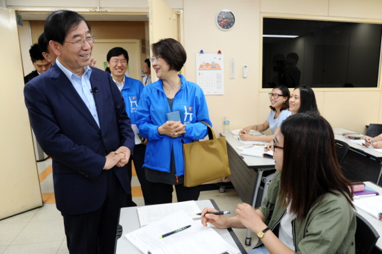 영등포구 다문화가족지원센터의 결혼이민여성 한국어교육장을 방문해 결혼이민여성들과 대화를 나누고 있는 박원순 서울시장(5월 25일)