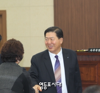 12월 12일(월) 구정 질문이 시행된 영등포구 제198회 2016년도 제2차 정례회에서 참석한 조길형 청장이 본회의장을 빠져나오면서 관계자와 인사를 나누고 있다. &copy;영등포시대 