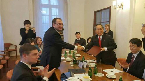 상트대 동문회 정식으로 가입해 자랑스러운 동문메달을 수상한 우윤근 국회사무총장 &copy;국회 