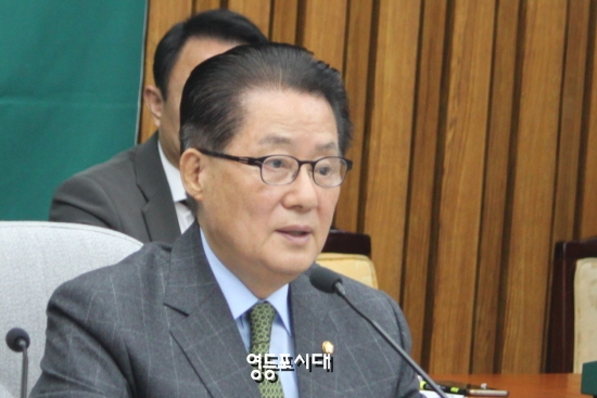 박지원 국민의당 원내대표가 23일 국회에서 열린 비상대책위원-국회의원 연석회의에 참석해 29일(목)을 끝으로 원내대표직을 내려놓는다고 밝히고 있다. ©영등포시대  