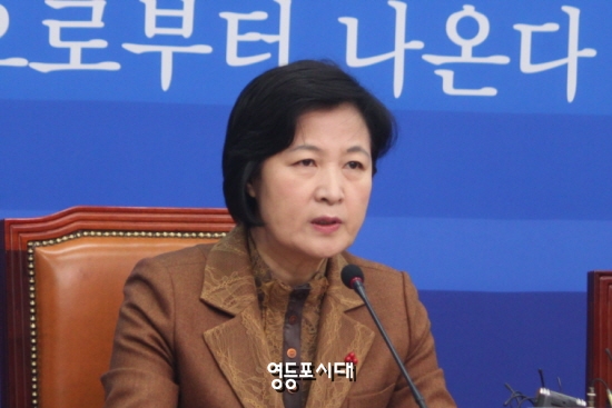 추미애 대표는 23일 국회에서 열린 최고위원회에 모두 발언을 통해 “부패의 온실에서 자라온 세력, 국민의 땀과 노동의 대가를 곳간으로 빼돌리고 정경유착으로 부패를 키워온 이 세력이다”고 새누리당 친박과 비박계를 싸잡아 비판했다. &copy;영등포시대 