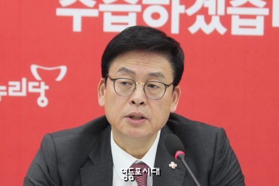 정우택 원내대표는 23일 국회에서 원내대책회의를 주제하고 “비대위원장 강한정치력을 발휘할 수 있는 사람이 되어야 한다”고 강조했다. &copy;영등포시대 