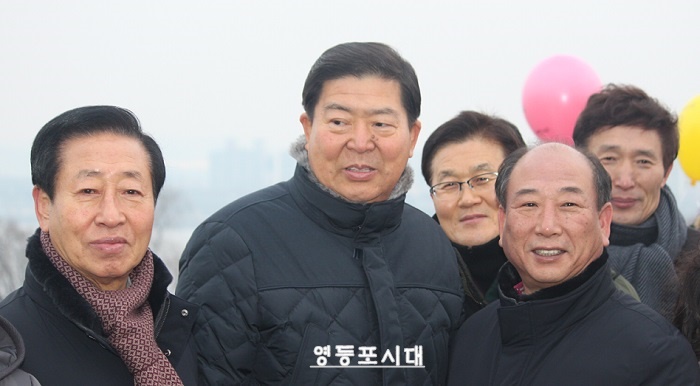 1월 1일 아침 선유도공원을 찾은 이용주 영등포구의회 의장, 조길형 영등포구청장, 윤준용 전 구의회 부의장과 영등포구 관계자들이 새해가 떠오르기를 기다리고 있다.(사진 왼쪽부터 오른쪽 방향) ⓒ영등포시대