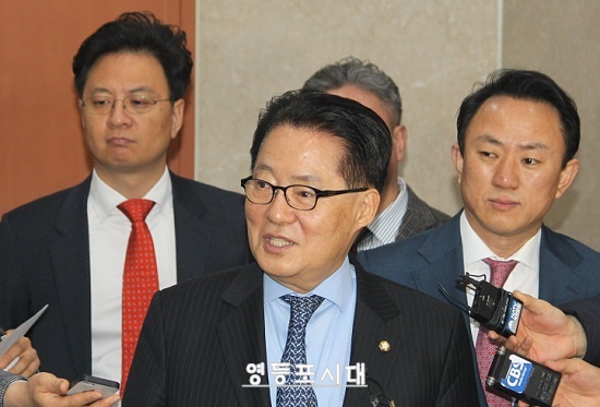 박지원 국민의당 전 비상대책위원장은 2일 국회에서 기자회견을 열고 당 대표 출마를 공식 선언한 후 기자들의 질문에 답하고 있다. ⓒ영등포시대 