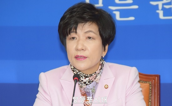 김영주 최고위원은 2일 국회에서 열린 최고위원회에 참석해 “박근혜 대통령이야말로 김기춘, 우병우, 조윤선을 능가하는 ‘법률 미꾸라지’의 최고봉이다”고 비판했다. &copy;영등포시대