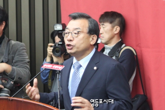 박근혜 대통령에 대한 국회 탄핵소추를 몇 시간 앞둔 12월 9일(금) 오전 국회에서 열린 새누리당 의원총회에서 이정현 새누리당 대표가 “박근혜 대통령에 대한 탄핵 사유에 대해 헌법과 법률에 따라서 사실로 밝혀지지 않았다는 이유를 들어 부당함을 주장하고 있다. &copy;영등포시대 