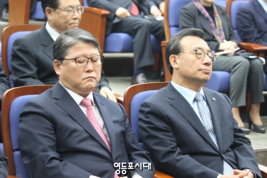 12월 9일 새누리당 의총에서 탄핵에 찬성한다는 요지의 권성동 의원의 발언을 조원진 최고위원과 이정현 당 대표가 눈을 감고 듣고 있다. &copy;영등포시대 