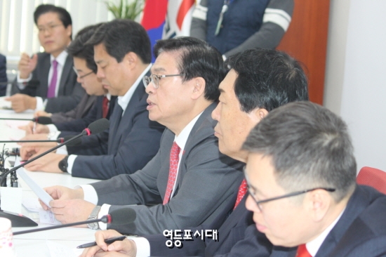 정우택 원내대표(사진 왼쪽에서 세 번째)는 이날 열린 원내대책외의에서 더불어민주당과 개혁보수신당에 대해 강한 비판을 쏟아냈다. &copy;영등포시대 