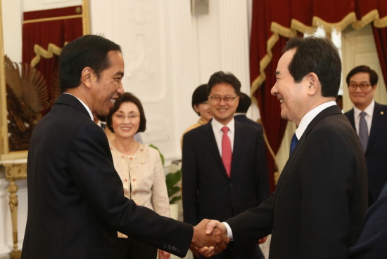 정세균 국회의장(사진 오른쪽)은 인도네시아를 방문해 조코위 대통령과 만나“양국의 협력관계가 더 발전하도록 노력하겠다”고 말했다. &copy;국회 