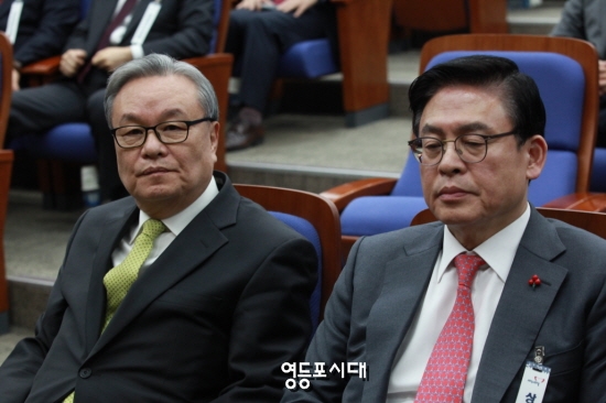 새누리당 인명진 비대위원장과 정우택 원내대표가 성원이 되기를 기다리고 있다. &copy;영등포시대 