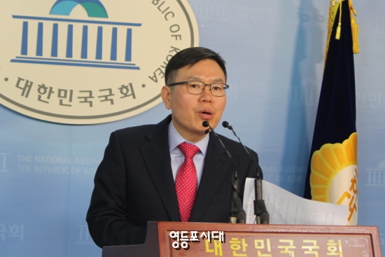 정태옥 새누리당 원내대변인이 16일 국회 정론관에서 기자회견을 열고 김현아 비례대표 의원과 유창수 전 새누리당 청년최고위원의 탈당 과정에 대해 밝히고 있다. &copy;영등포시대 