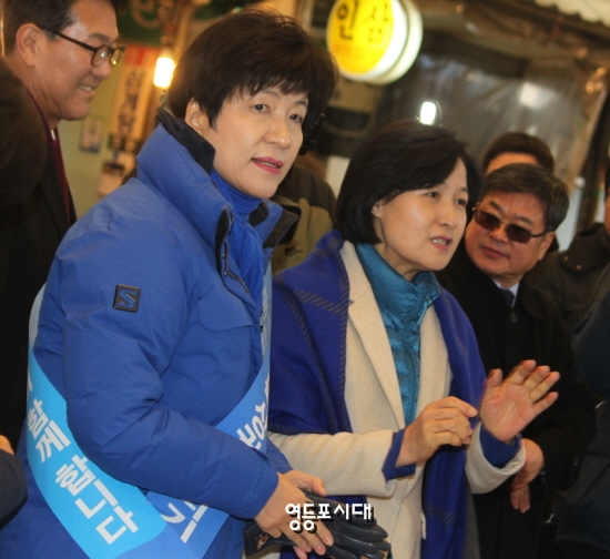 영등포 중앙재래시장을 방문한 추미애 더불어민주당 대표(사진 오른쪽)와 김영주 최고위원(사진 왼쪽)이 상인과 대화를 나누고 있다. &copy;영등포시대 