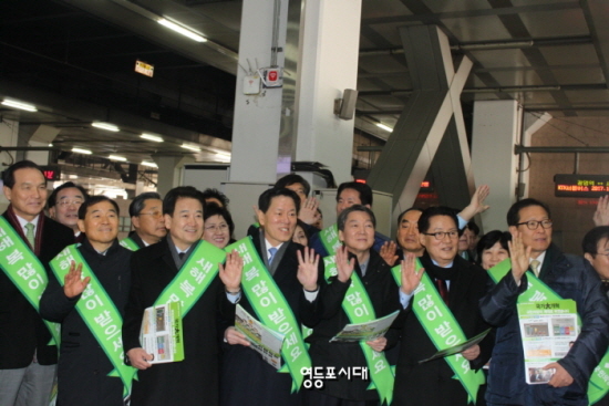 26일 국민의당 안철수 전 상임대표, 박지원 당대표, 주승용 원내대표와 당 관계자들이 용산역을 찾아 귀성객에게 새해 인사를 전하고 있다. &copy;영등포시대