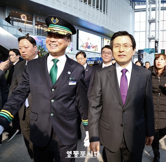 26일 서울역을 방문한 황교안 대통령권한대행(사진 오른쪽)이 한병근 서울역장의 안내를 받고 있다. Ⓒ영등포시대 