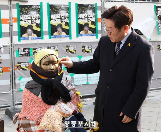 28일 오후 주한일본대사관 앞 평화의 소녀상을 찾은 이재명 성남시장이 소녀상을 어루만지고 있다.  Ⓒ영등포시대 