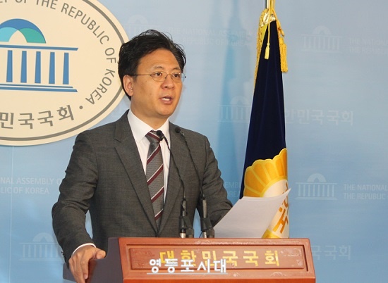 장진영 대변인은 30일 오후 국회 정론관에서 현안 브리핑하고 이날 오전 더불어민주당 최고위원회 간담회에서 나온 추미애 대표의 빅텐트론 관련 발언에 대해 강하게 비판하고 있다. Ⓒ영등포시대 