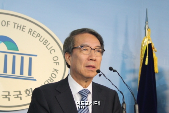 정운찬 동반성장연구소 이사장이 31일 국회 정론관에서 기자회견을 열고 여야 대권주자들에게 긴급 경제현안 공개토론 요청하고 있다.  &copy;영등포시대