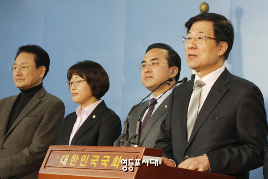 야당 미방위 위원들은 9일 오후 국회 정론관에서 기자회견을 열고 언론의 제 역할을 위해 “공영방송 지배구조 개선과 방송편성의 자유 보장이 우선돼야 한다”고 강조했다. &copy;영등포시대 