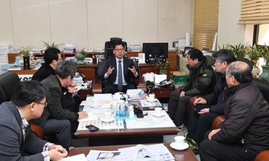 석촌시장 노점상가 대표단이 서울시의회를 방문해 강감창의원과 면담을 하고있다.