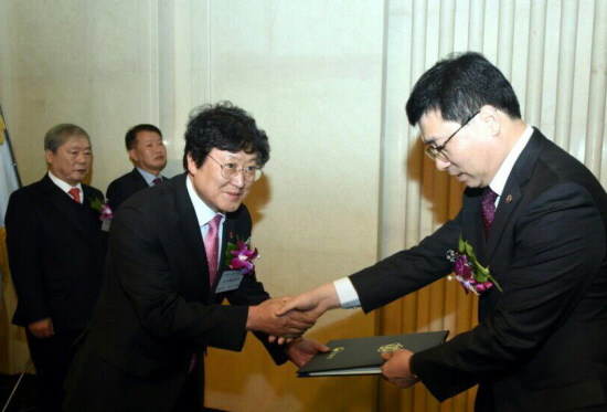 오버헤드도어 전문 제조·설치 업체 스페셜화인 허수탁 대표(사진 왼쪽)이 조달청장으로부터 표창장을 받고 있다.  &copy;김진혁 기자 
