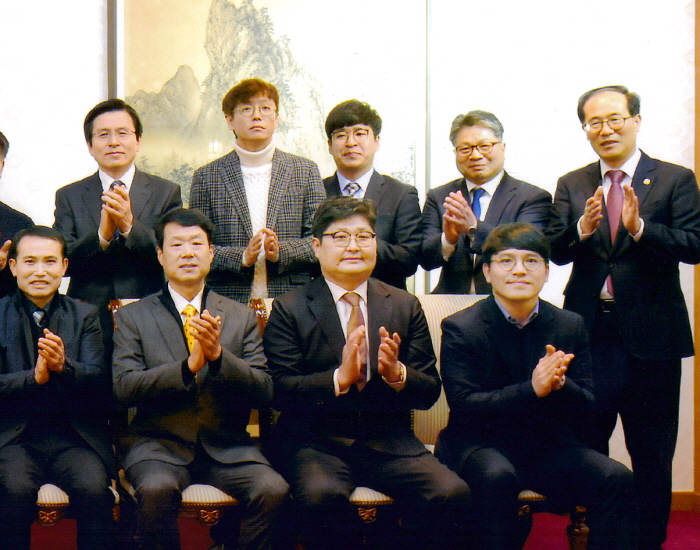 국무총리 상을 받은 주종평 예담 대표(사진 앞줄 오른쪽에서 두 번째)