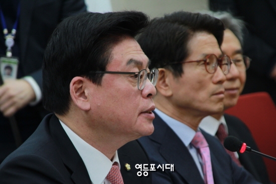 정우택 자유한국당 원내대표(사진 왼쪽)가 2일 오전 여의도 당사에서 열린 비상대책위원회에서 “3월 임시국회는 대선전 개선 골든타임이다”고 밝히고 있다. &copy;영등포시대 