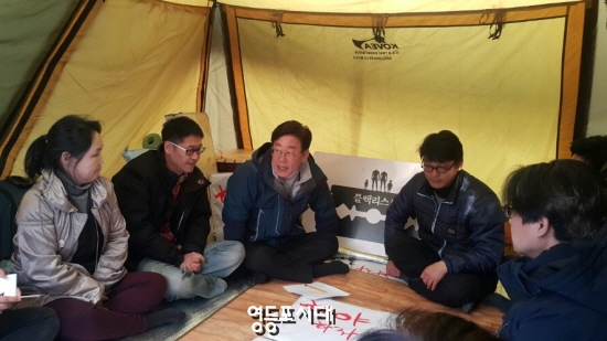 4일 오후 광화문 광장에서 농성 중인 문화예술인들을 찾아 “블랙리스트 진상규명위원회 만들어 책임자를 처벌할 것이다”고 밝혔다. &copy;영등포시대 