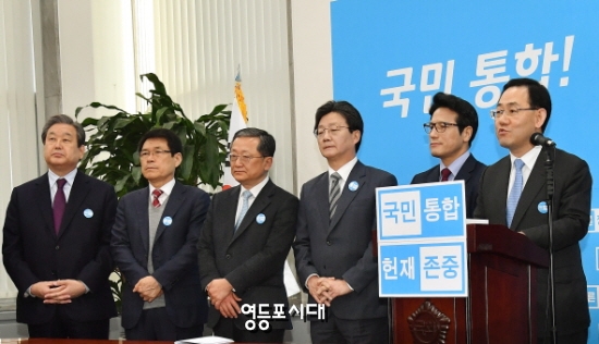 주호영 바른정당 원내대표(사진 오른쪽)는 9일 국회에서 열린 최고중진 연석회의서 “문재인 전 대표가 사드배치를 찬성하면 혼란이 수습된다”고 주장하며 문재인 전 대표의 안보관을 비판했다. &copy;영등포시대 