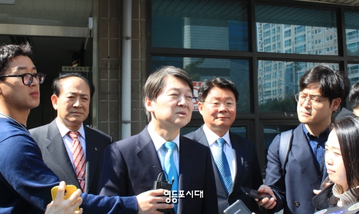 안철수 전 대표가 검·경수사권 조종에 대한 기자의 질문에 답하고 있다. &copy;영등포시대 