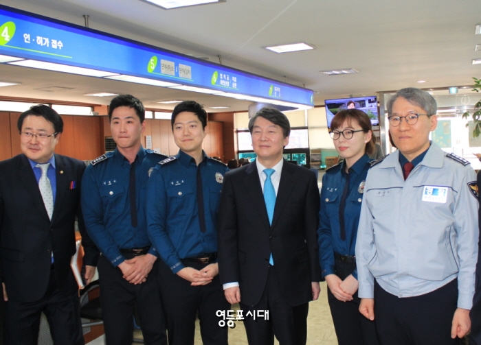 안철수 국민의당 전 대표(사진 오른쪽에서 세 번째)가 13일 영등포경찰서(조병노 서장 사진 오른쪽)를 방문해 영등포경찰서 관계자들과 기념촬영을 하고 있다. &copy;영등포시대 